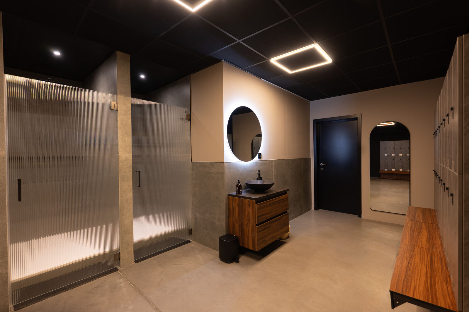 Changing room with washbasins and enclosed showers