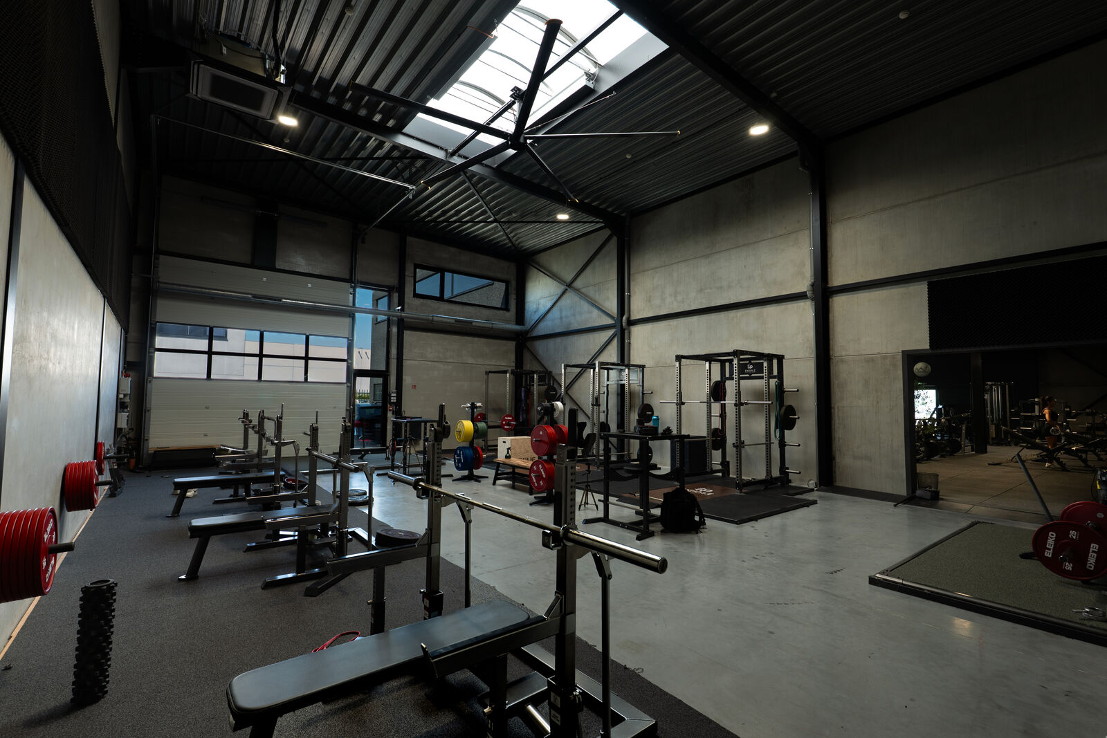 Bankdrukstations in de powerlifting-zone