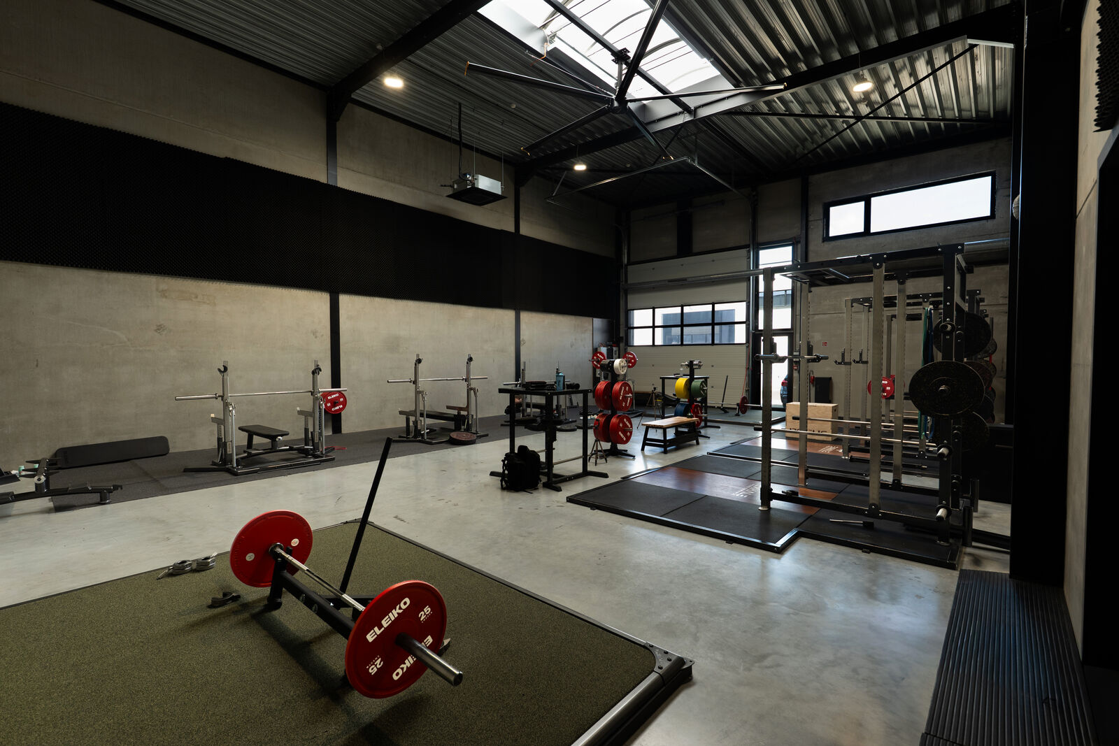 Platform met Eleiko-bar en schijven
